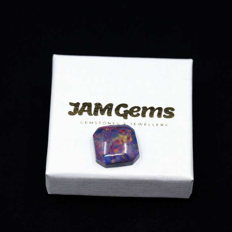 A brief history of cabochons
